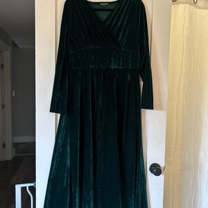 Luxurious Deep Green Velvet Long Sleeve Dress